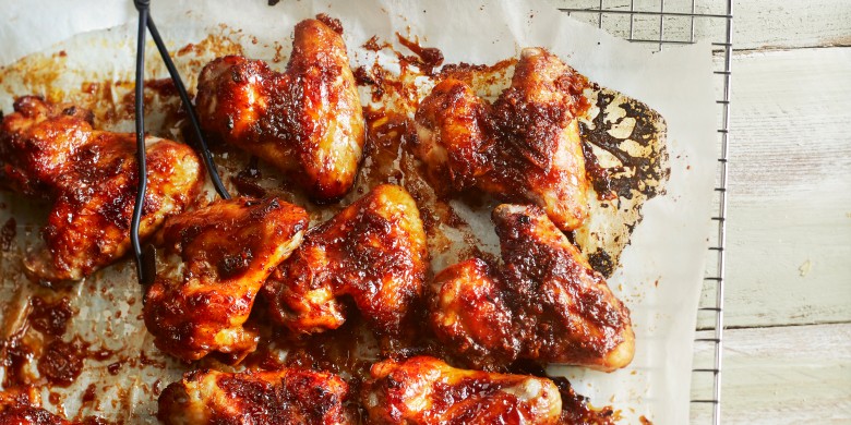 Sticky ginger chicken wings met frisse koolsalade