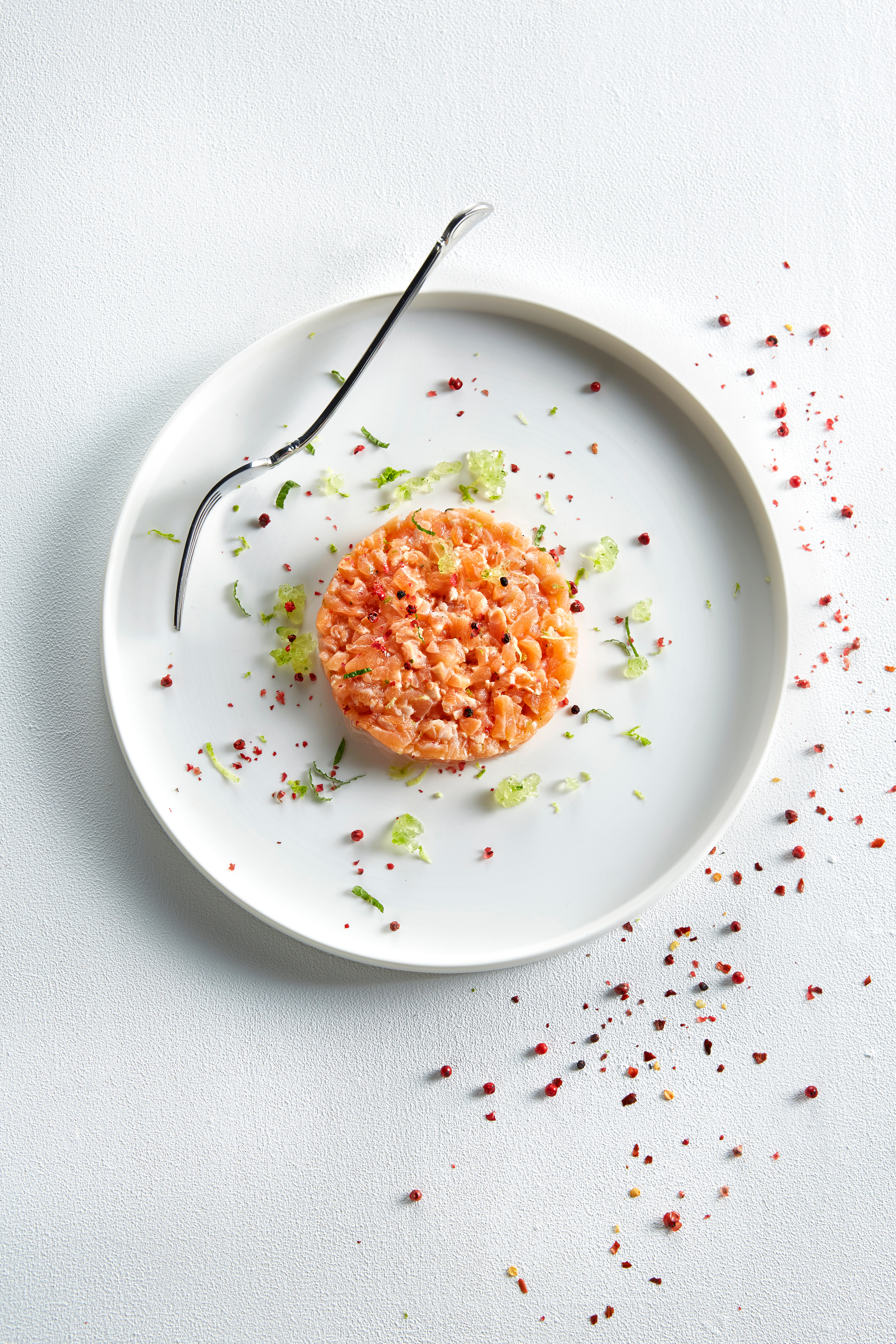 Tartaar van zalm met limoengelei en roze peper