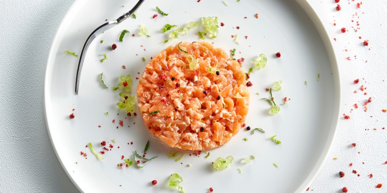 Tartaar van zalm met limoengelei en roze peper