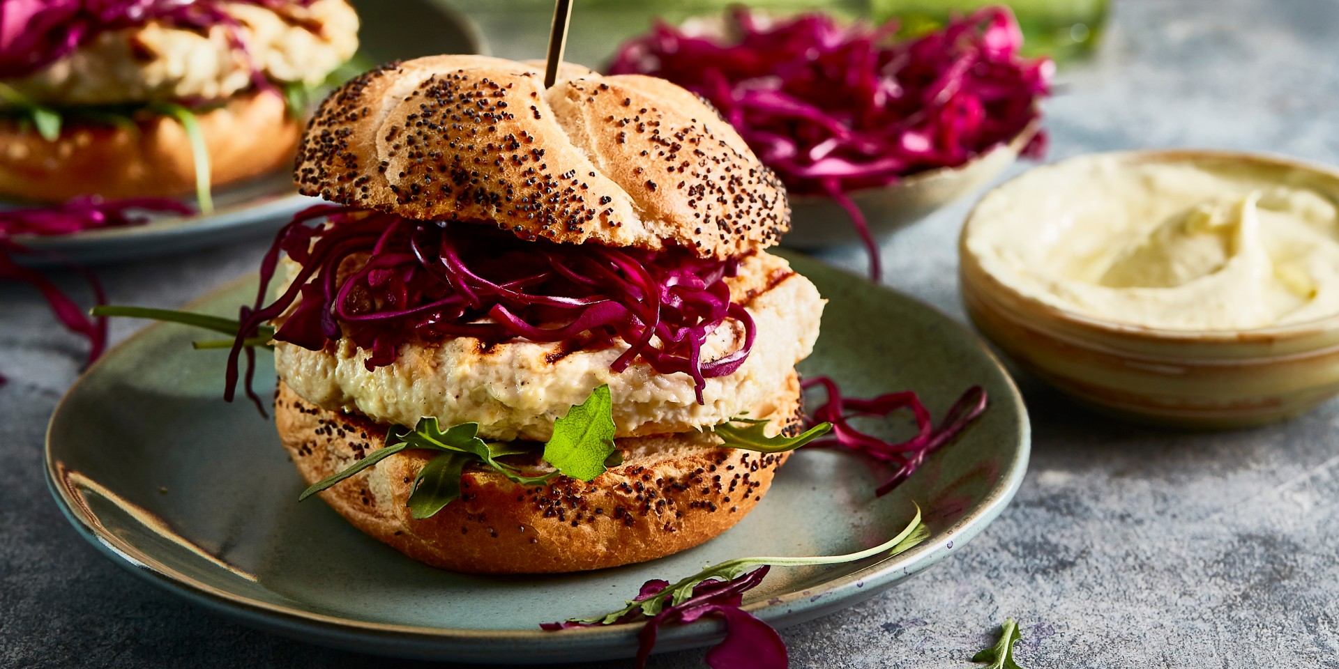 Kipburgers met rodekoolsalade en wasabi-mayonaise