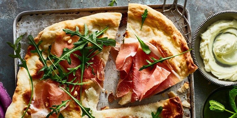 Pizza bianca met rauwe ham en wasabi-mascarpone