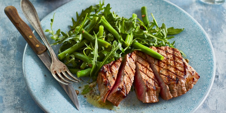 Gegrilde biefstuk met lauwwarme sperziebonensalade en ovenfriet