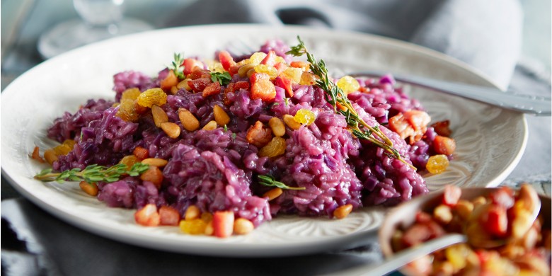 Risotto met rodekool, spekblokjes en pijnboompitten