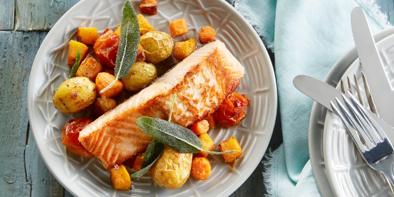 Zalm met kruidige ovengroenten