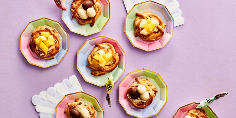 Paasnestjes met geel fruit en muntroom