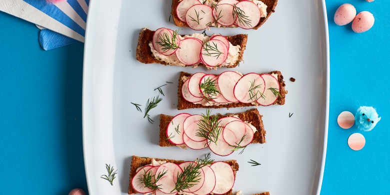 Croutons met tonijnspread en radijs