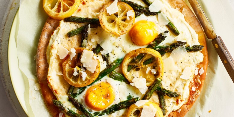 Pizza bianca met citroen, ei en asperge
