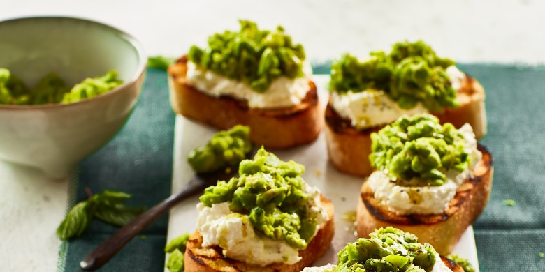 Bruschetta met tuinbonen en feta