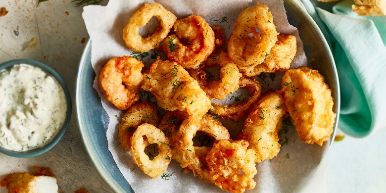 Gemengde gefrituurde vis met dillesaus