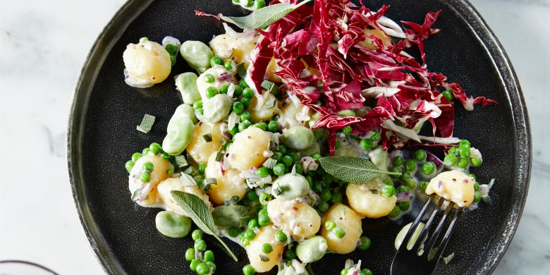 Gnocchi met doperwten, tuinbonen en salie