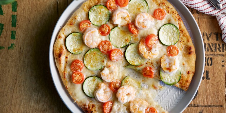 Vispizza met garnalen, courgette en tomaatjes