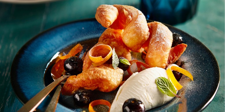 Gefrituurd croissantdeeg met blauwe bessen