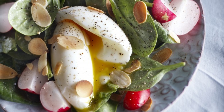 Spinaziesalade met zachtgekookt ei en mosterddressing