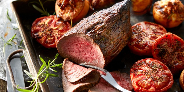 Roast beef met Yorkshire pudding en gepofte tomaten