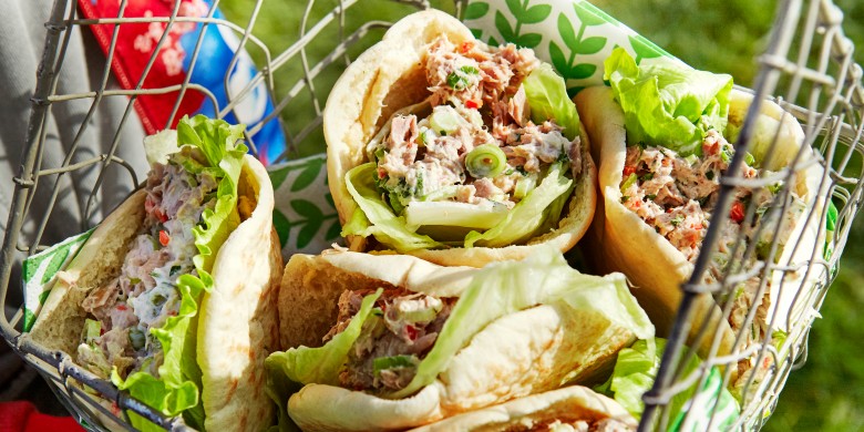 Gevulde pitabroodjes met pikante tonijnsalade