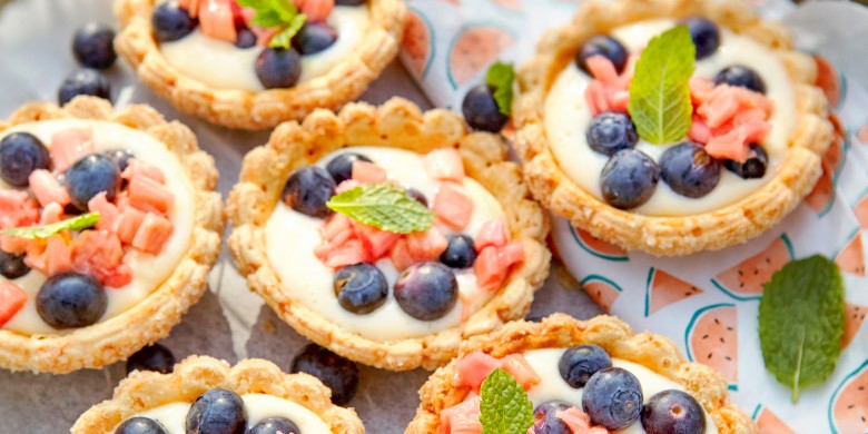Tartelettes met rabarber en blauwe bessen