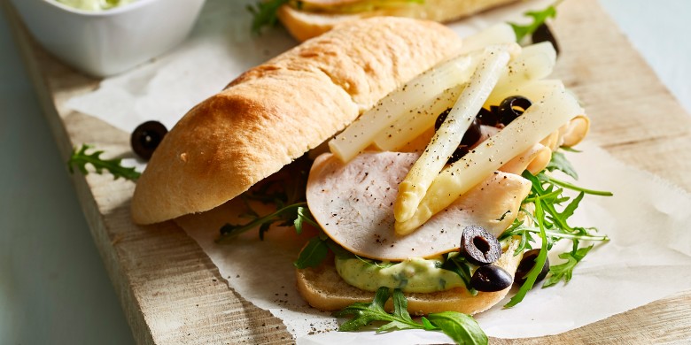 Ciabatta met asperges, gerookte kip en basilicummayonaise