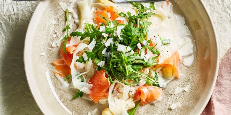 Tagliatelle van asperges met gerookte zalm en Parmezaanse kaas
