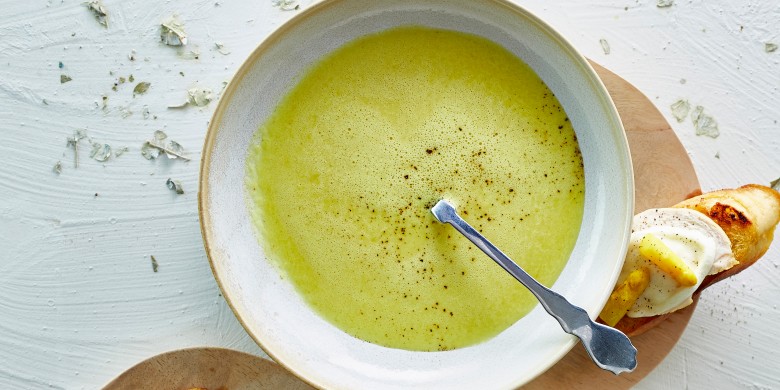 Aspergesoep met kip en kaascrostini