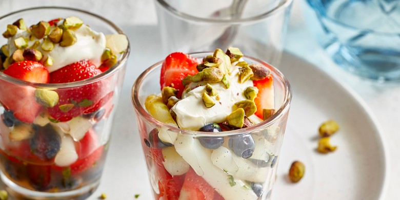 Asperges met aardbeien en blauwe bessen