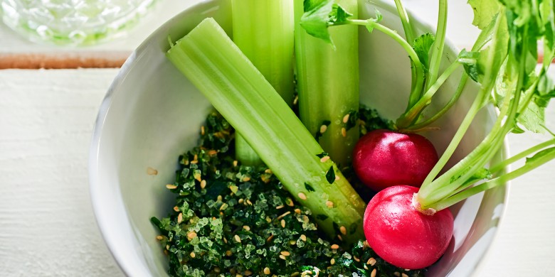 Bleekselderijstengels met kruidenzout 