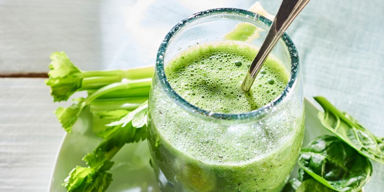 Bleekselderij-gazpacho met gerookte zalm