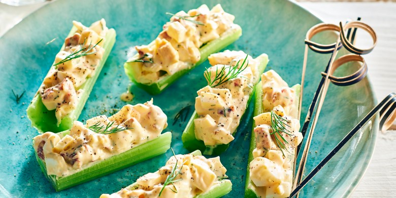 Bleekselderijbootjes met eiersalade
