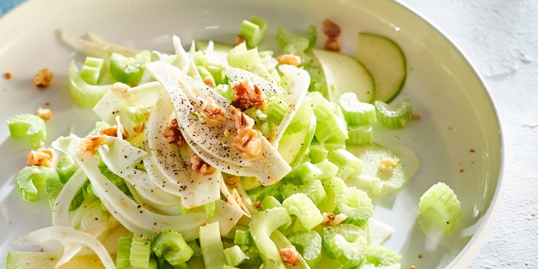 Bleekselderijsalade met venkel en appel