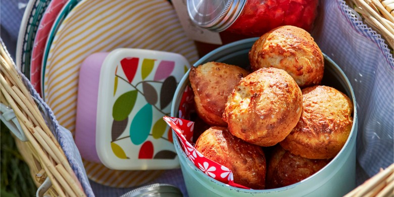 Zoete kwarkbroodjes met aardbeiencompote