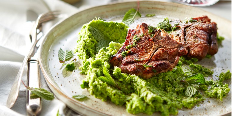 Geroosterde lamskoteletjes met muntsaus en doperwtenpuree