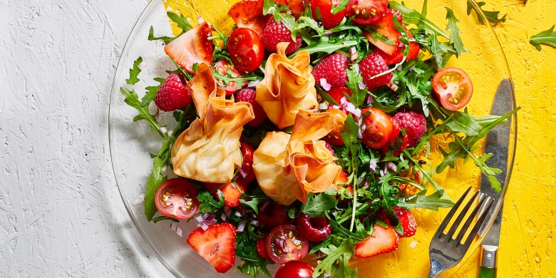 Salade met rood fruit en crispy geitenkaas