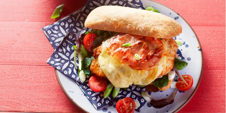 Burger van kipfilet met bacon en salade