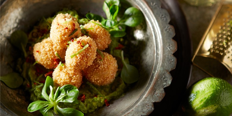 Aardappelballetjes met quinoa en avocadosaus