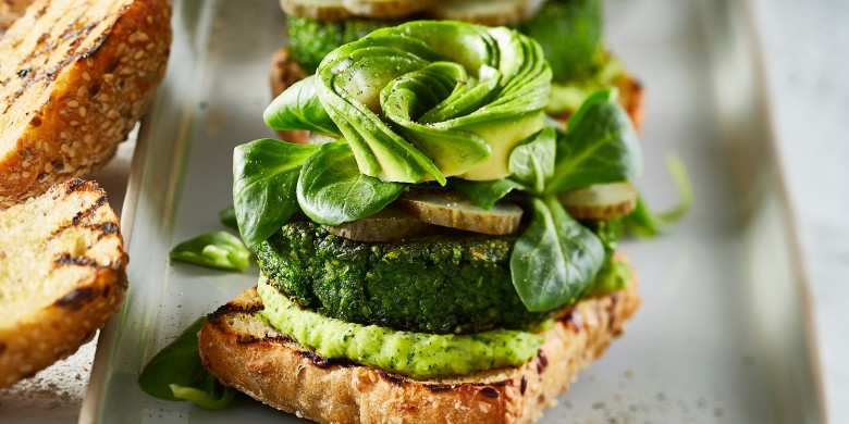 Groenteburger met korianderhummus en avocado