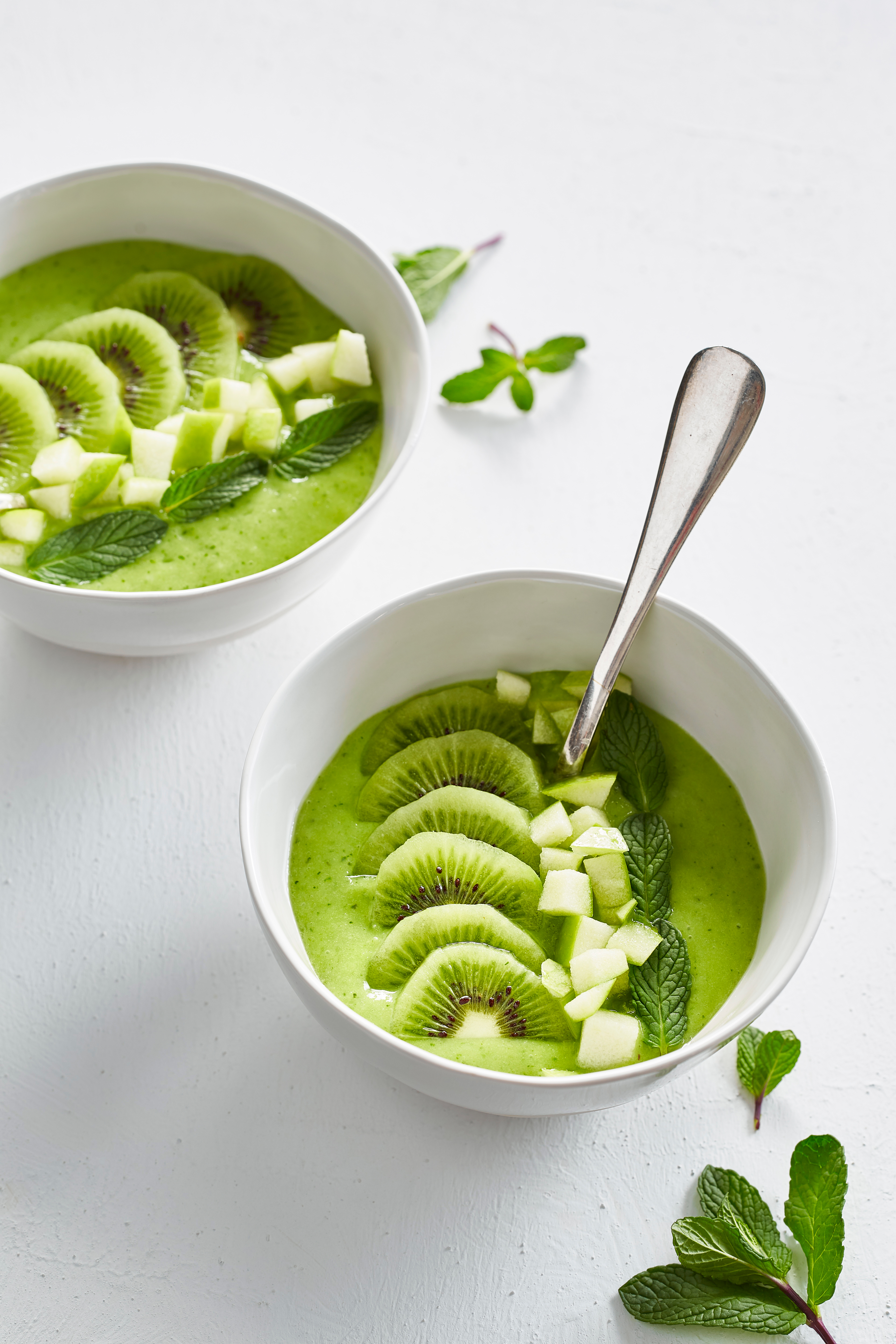 Green breakfast smoothie bowl