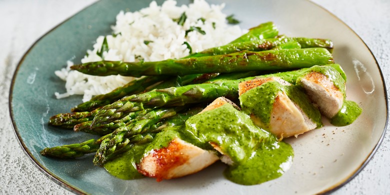 Geroosterde kip met chimichurri en groene asperges