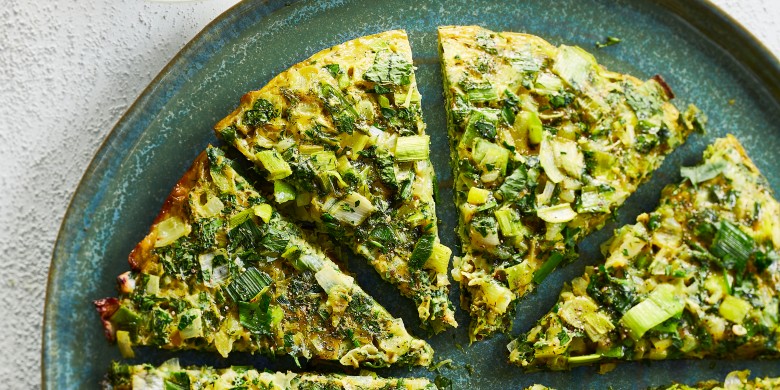 Perzische kruidenomelet met komkommerdip