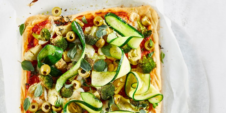 Plaatpizza met artisjok, broccoli, courgette en groene olijven