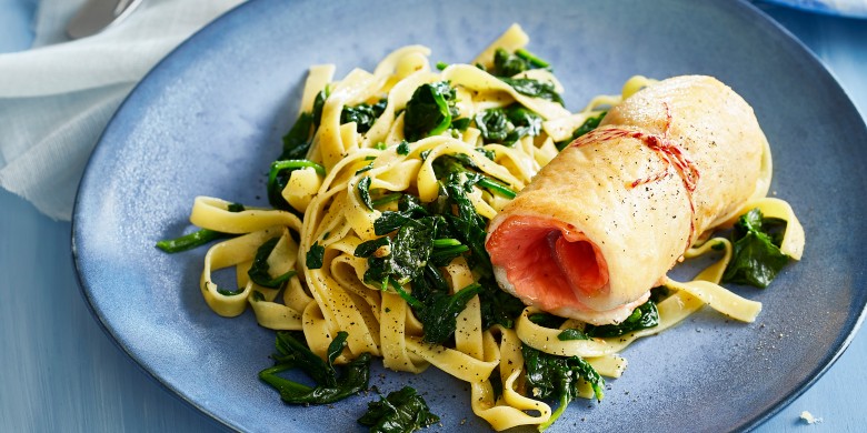 Rouleau van vis met gerookte zalm en tagliatelle