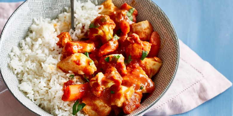 Indiase viscurry met kruidige komkommersalade