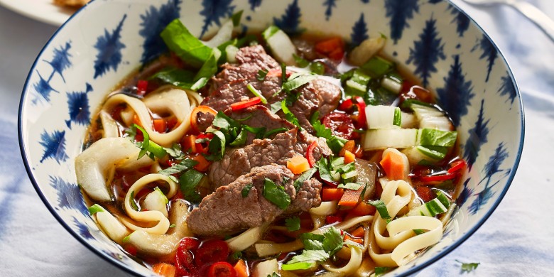 Pittige bouillon met noedels en biefreepjes