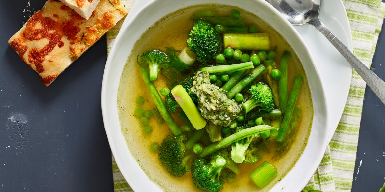 Minestrone met groene groenten en kruiden