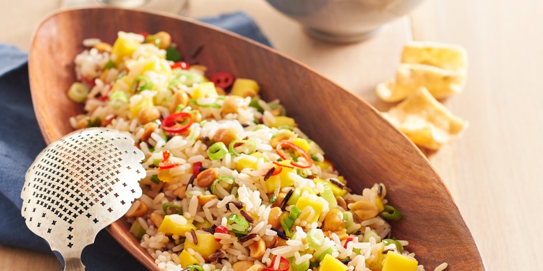 Pikante rijstsalade met mango en pinda’s