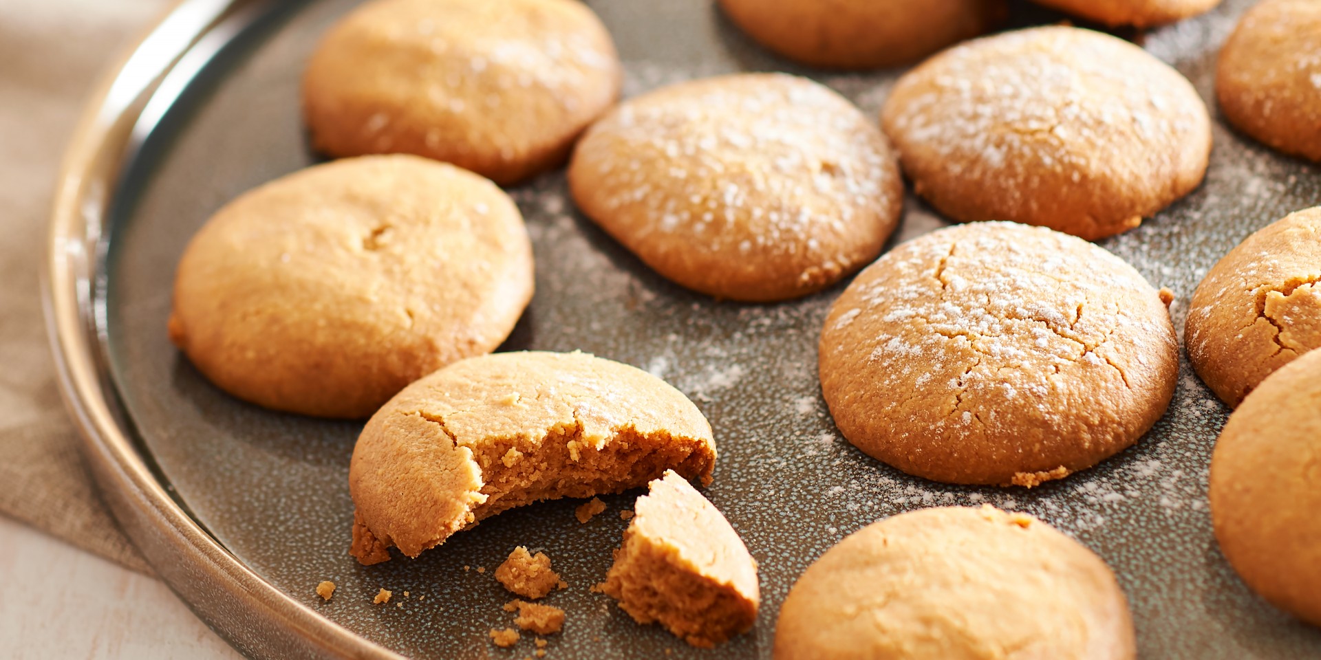 Pindakoekjes met limoen en kardemom