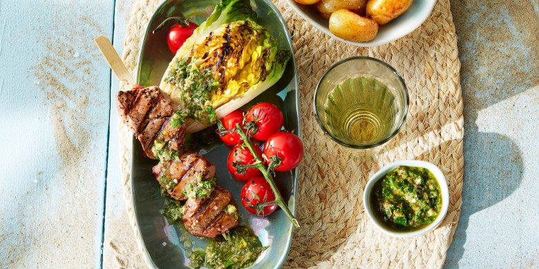 Biefstukspies met gegrilde tomaatjes en little gem