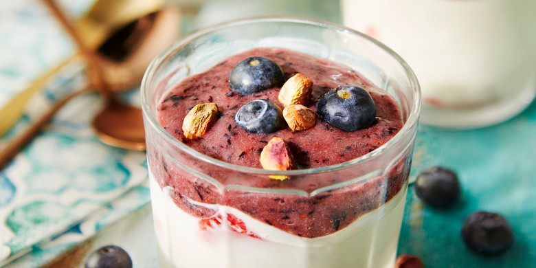 Yoghurt-semifreddo met aardbeien, bessensaus en pistachenootjes
