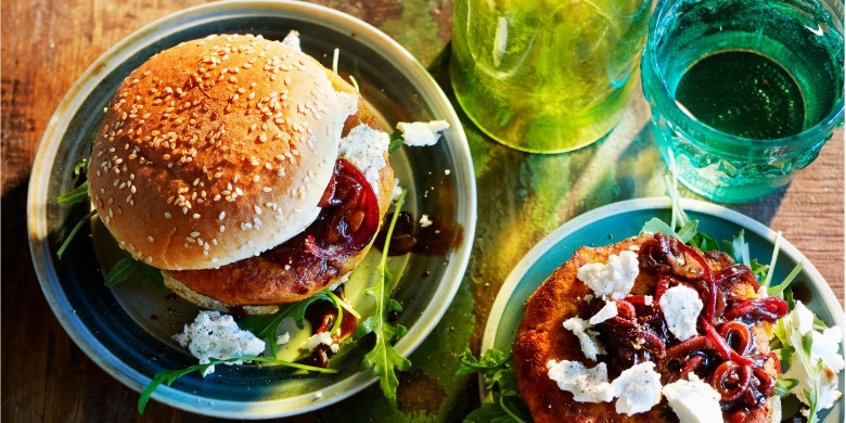 Zoete-aardappelburger met balsamico-ui en geitenkaas
