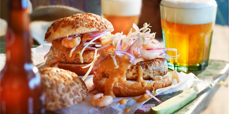 Surf & turf-burger met taugé en chilisaus