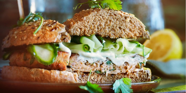Tonijnburger met ingelegde komkommer en wasabi-mayo