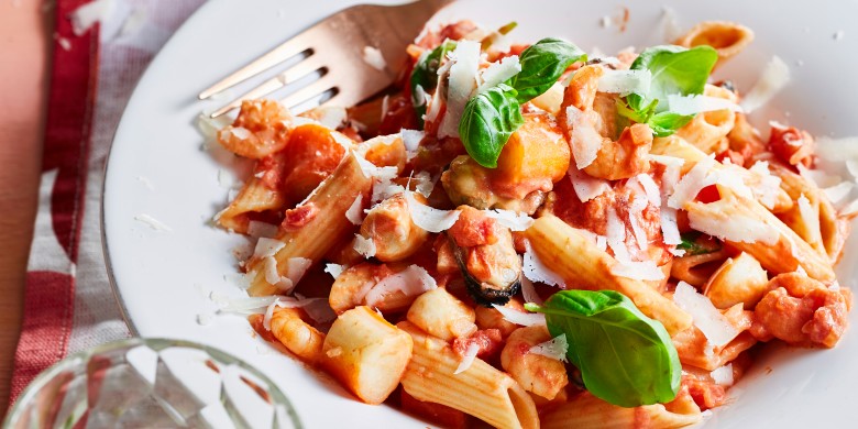 Penne met zeevruchten in romige tomatensaus